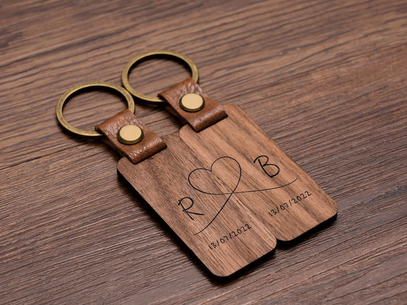 Personalised Wood Couple Keychain, Engraved Keyrings for Couple, Gift For Boyfriend / Husband, 5TH Anniversary Gift, Housewarming Party Gift