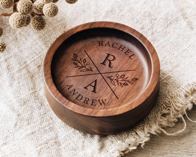 Birth Flower Ring Dish for Bridesmaids, Personalized Engagement Gift, Wooden Ring Holder for Her, Bridesmaid Gifts, Bridal Party Gift