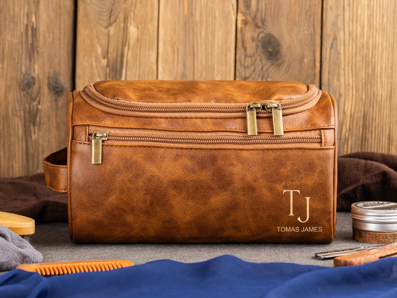 Personalized Men's Leather Toiletry Bag, Groomsmen Gifts, Dopp Kit Men's Leather Accessory, Anniversary Gift for Him, Christmas Gift for Men