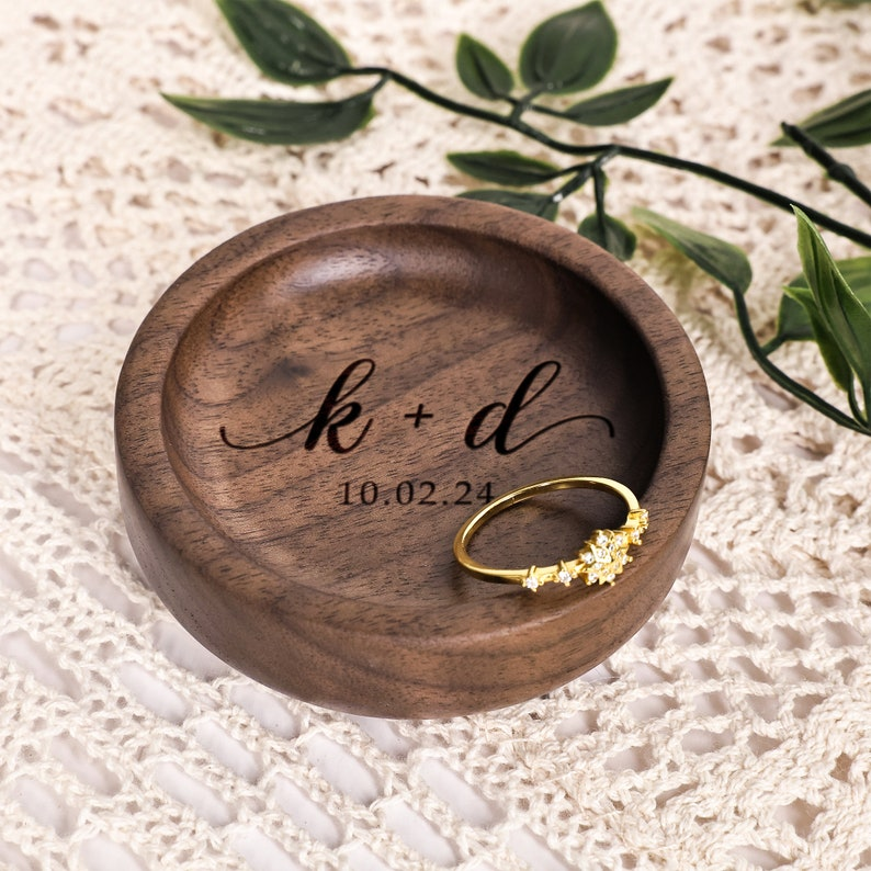 Personalized Wooden Ring Dish, Custom Round Wood Ring Dish, Engagement Ring Holder, Wedding Gift for Couple, Round Jewelry Tray